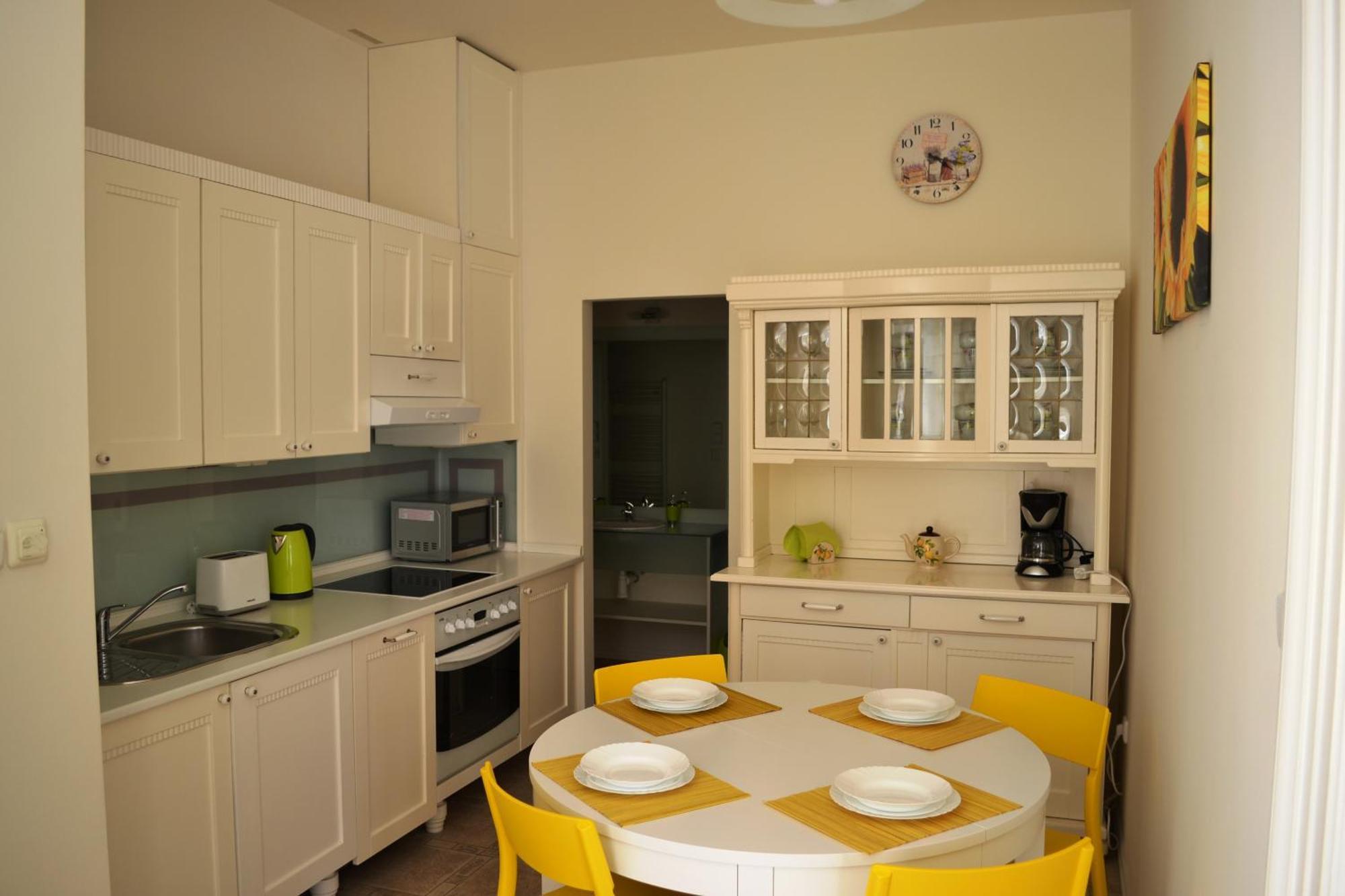 Sunflower 2bdr Flat By Ruterra Praga