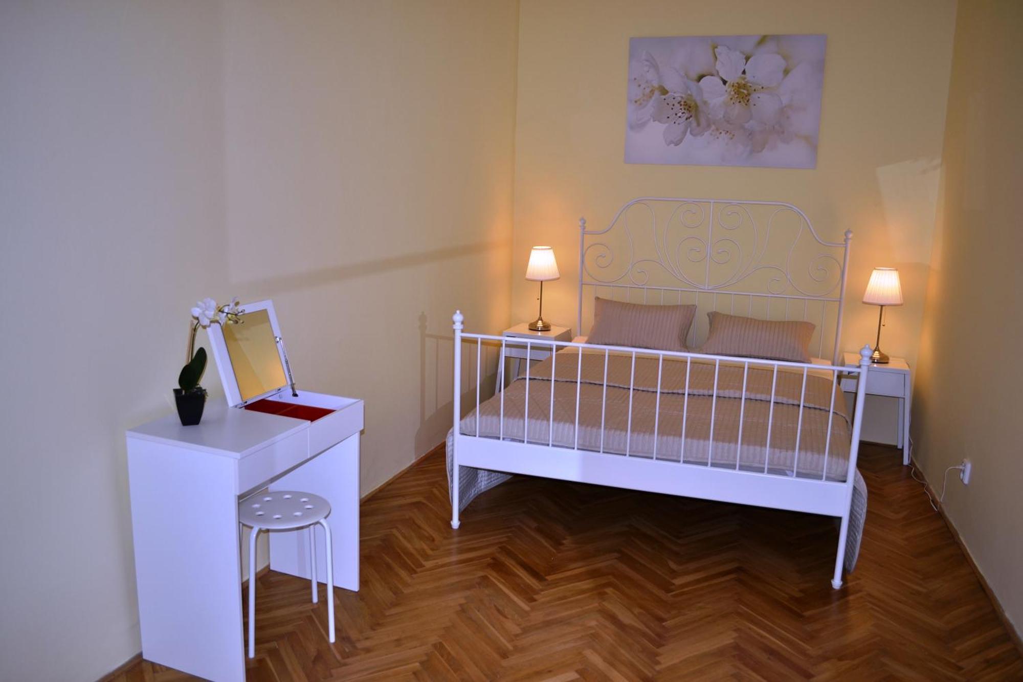 Sunflower 2bdr Flat By Ruterra Praha